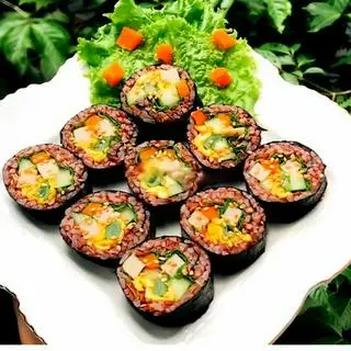 Hình ảnh Kimbap cơm lứt kèm salad ức gà