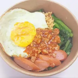 Hình ảnh Mì trộn xúc xích ốp la
