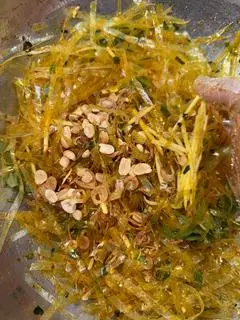 Hình ảnh Bánh tráng trộn sợi(trứng cút luộc)