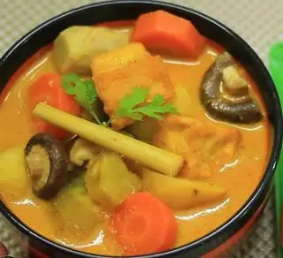 Hình ảnh bún cà ri Ấn Độ thuần chay( hộp muỗng đũa)