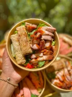 Hình ảnh Bánh hỏi heo quay - chả giò