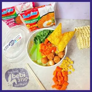 Hình ảnh Mì trộn, cá viên, hoành thánh, rau