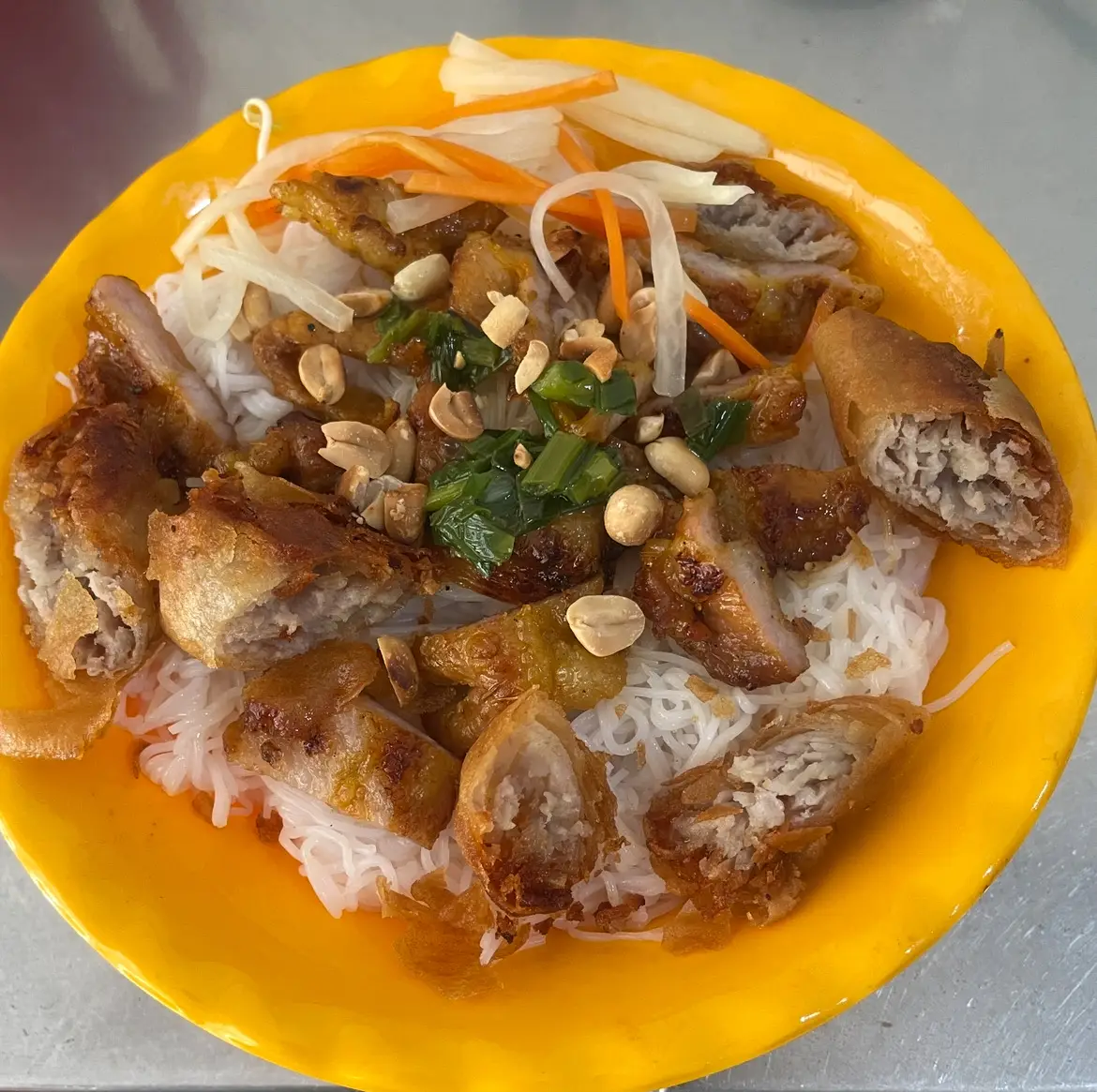 Hình ảnh Bún thịt nướng chả giò với nước giải khát 