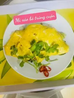 Hình ảnh Mì xào bò trứng cuộn
