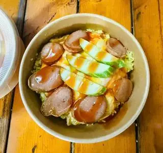 Hình ảnh Cơm Xúc Xích Thịt Bằm Phủ Trứng