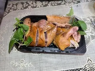 Hình ảnh Gà Hun Khói 1 Con kèm nước chấm