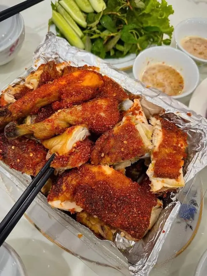 Hình ảnh 1 Con gà Nướng Muối Ớt Thơm ngon ( Tặng kèm 2 Cái Bánh Bao Chiên  )