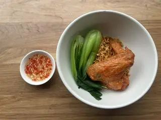 Hình ảnh Mì Ký Trộn, Cánh Gà Chiên Xốt Mắm Tỏi 