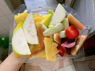 Hình ảnh 2 Hộp: Mix- 5 Loại Hoa Quả Kèm Muối Ớt
