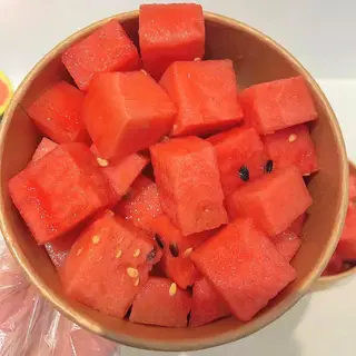 Hình ảnh Dưa hấu cắt sẵn ( kèm muối) 