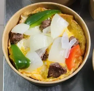 Hình ảnh Cơm bò lúc lắc phủ trứng
