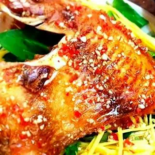 Hình ảnh Cơm Cá Diêu Hồng Chiên Giòn Mắm Tỏi Ớt Đậm Vị