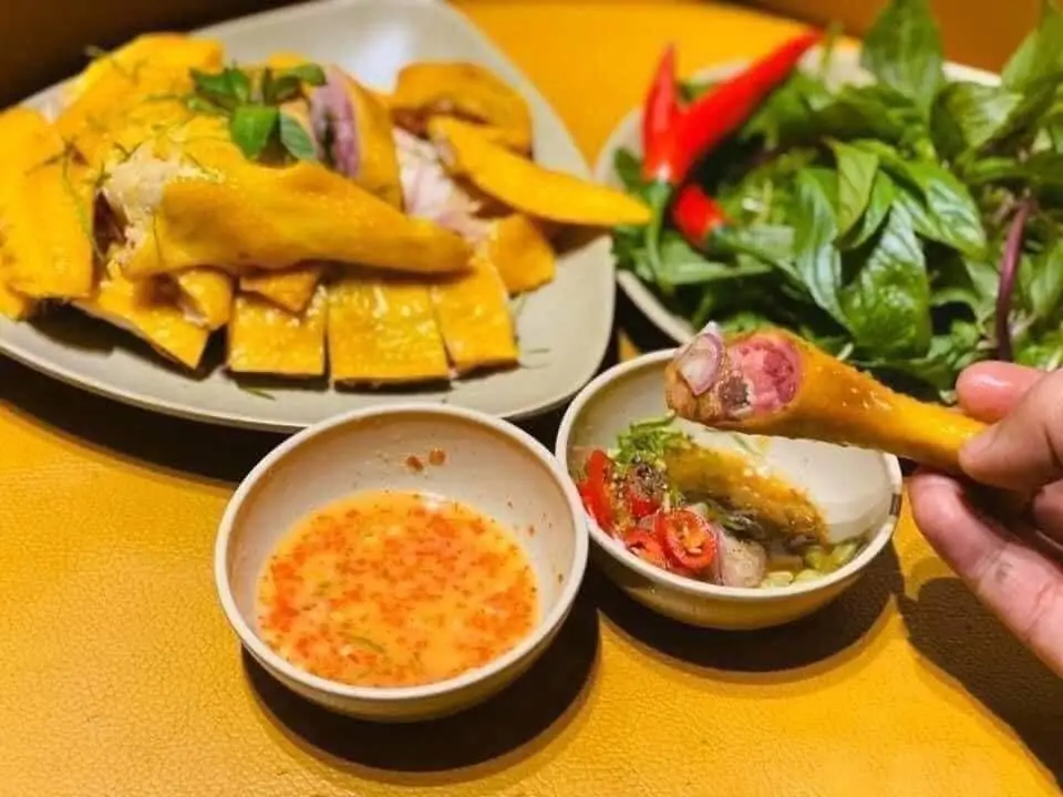 Hình ảnh gà ủ muối nữa con Chặt Sẵn Làm Nóng Kèm Nước Chấm Hải sản 