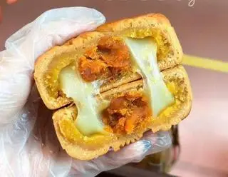 Hình ảnh Bánh nướng mochi trứng muối ruốc