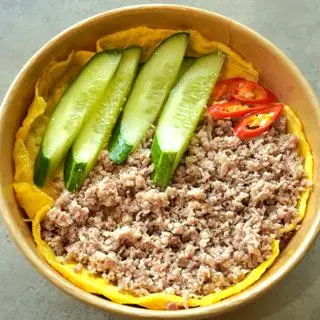 Hình ảnh Mì trộn thịt bằm phủ trứng 