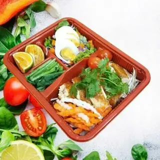 Hình ảnh Gà quay salad bữa ăn lành mạnh
