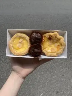 Hình ảnh 2 muffin, 1 tart trứng, 1 tart phomai