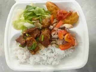 Hình ảnh cơm thịt kho+gà xào sả ớt+đậu xốt