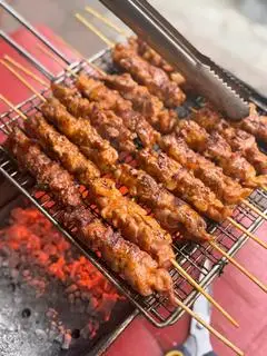 Hình ảnh Bánh mì pate thịt xiên nướng 2 xiên