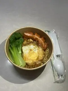 Hình ảnh Mì trộn indomie ốp la xúc xích