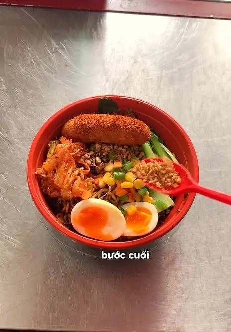 Hình ảnh mì trộn lạp xưởng nướng 
