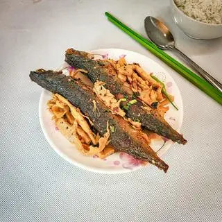 Hình ảnh Cơm cá nục kho măng