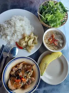 Hình ảnh Cơm cá hú kho tặng rau sống