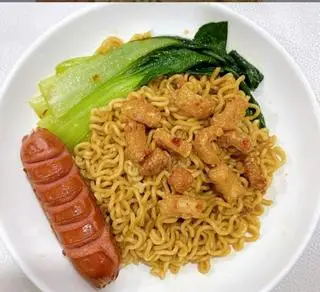 Hình ảnh Mì trộn xúc xích