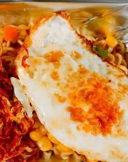 Hình ảnh Mì trộn rau củ trứng ốp la