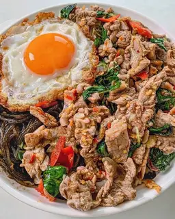 Hình ảnh Mì trộn bò xào ốp la cháy giòn