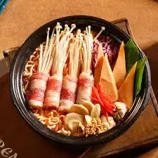 Hình ảnh Mì cay kim chi - bò Mỹ cuộn nấm