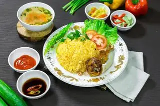 Hình ảnh Cơm gà xối mỡ đùi tỏi