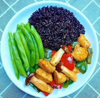 Hình ảnh Cơm lứt đậu hũ, nấm rim sả ớt.