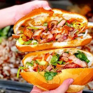 Hình ảnh Bánh mì heo quay chặt miếng lớn