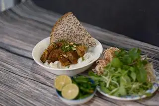 Hình ảnh mì quảng sườn đặc biệt