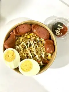 Hình ảnh Mì trộn trứng xúc xích rau củ