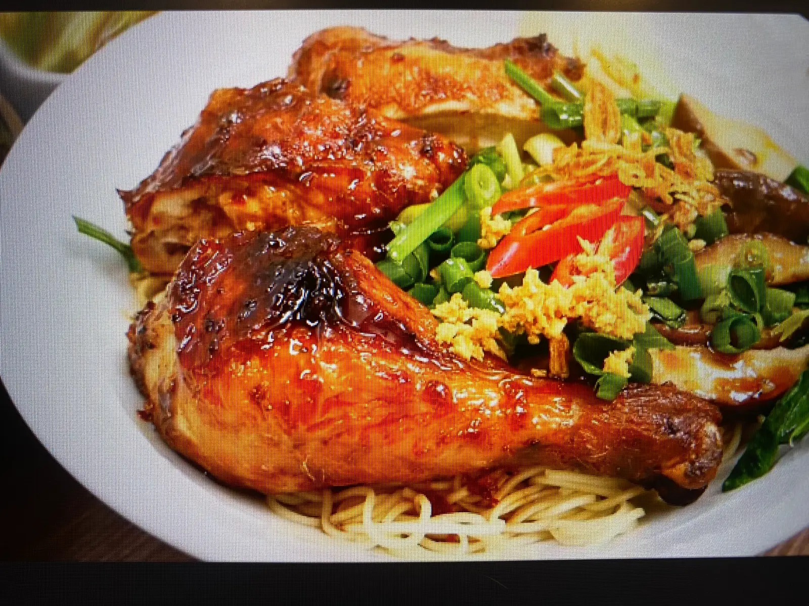 Hình ảnh Mì xào đùi gà