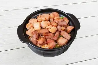 Hình ảnh Cơm thố gà - xá xíu