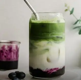 Hình ảnh việt quất/phúc bồn tử  latte matcha 