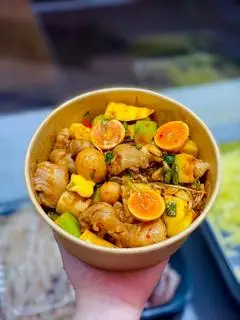 Hình ảnh Chân gà trứng non sốt thái mix xoài