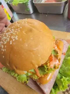 Hình ảnh Hamburger trứng - xúc xích - thịt jambon