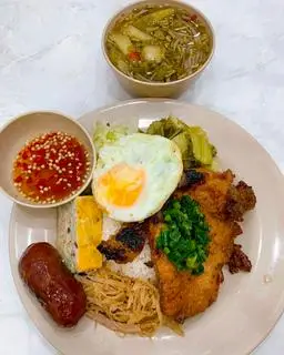 Hình ảnh Cơm tấm sườn, bì, chả, trứng ốp la, lạp xưởng