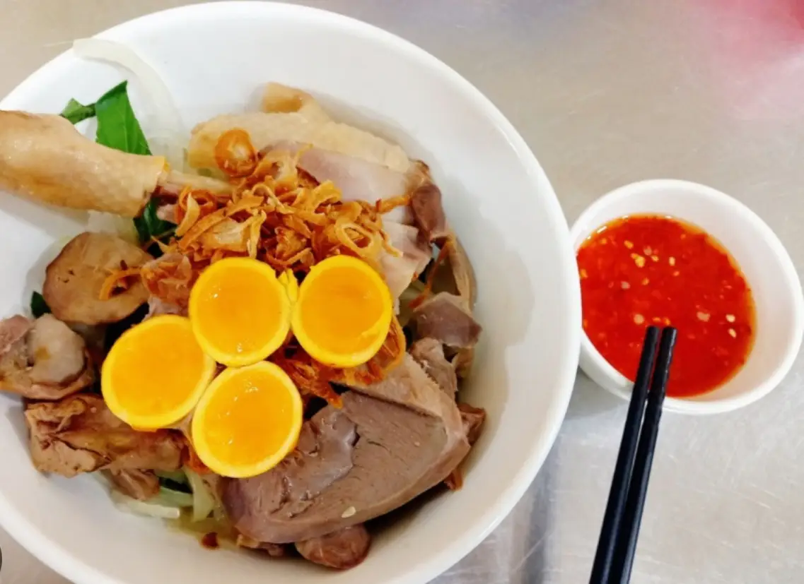 Hình ảnh Gỏi Đặc Biệt( rau gỏi, gà xé, trứng non, lòng gà )