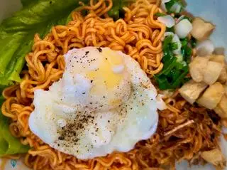 Hình ảnh Mì trộn 1 trứng lòng đào
