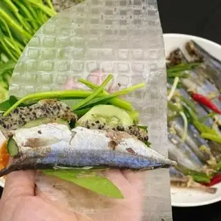 Hình ảnh Cá nục hấp cuốn bánh tráng mè