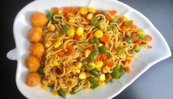 Hình ảnh Mì trộn rau củ viên thập cẩm