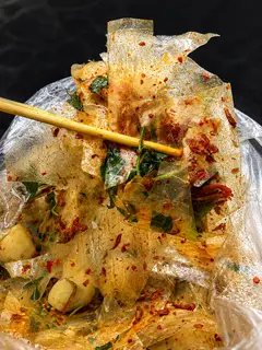 Hình ảnh Bánh tráng trộn sa tế truyền thống
