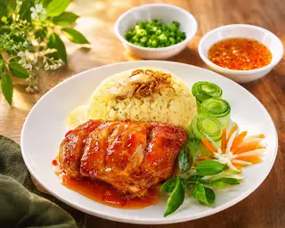 Hình ảnh Cơm Má Đùi Gà Sốt Thái
