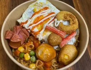 Hình ảnh Mì Trộn Full Topping Có Trứng