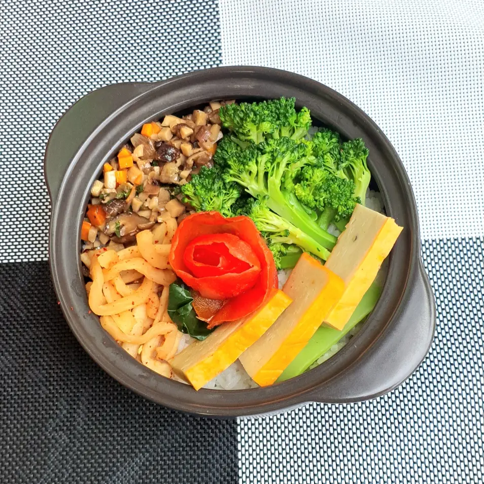 Hình ảnh Cơm Thố Ngũ Hành (cơm trộn chay)